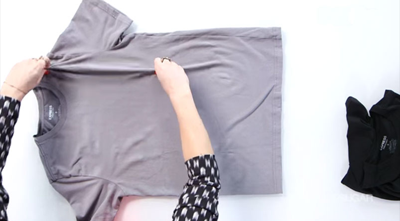 The 5-Second Secret To Folding A T-Shirt Perfectly Every Time - DIY Ways