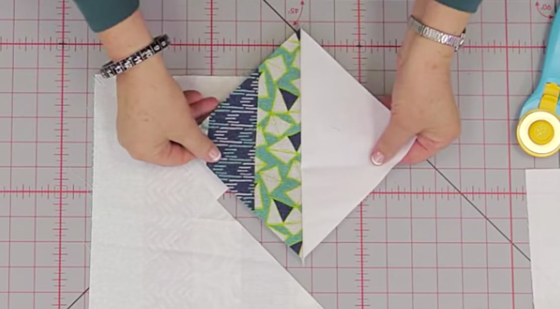 Corners" Quilt With Half Square Triangles - DIY