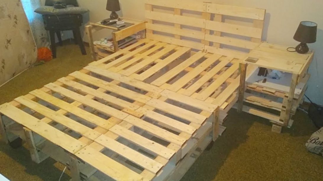 Make A DIY Wood Pallet Bed Frame With No Screws, Nails, Or Tools - DIY Ways