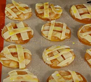 Learn this easy recipe for caramel apple pie cookies