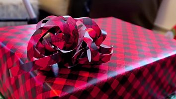 Gift wrapping hacks learn how to make a wrapping paper bow