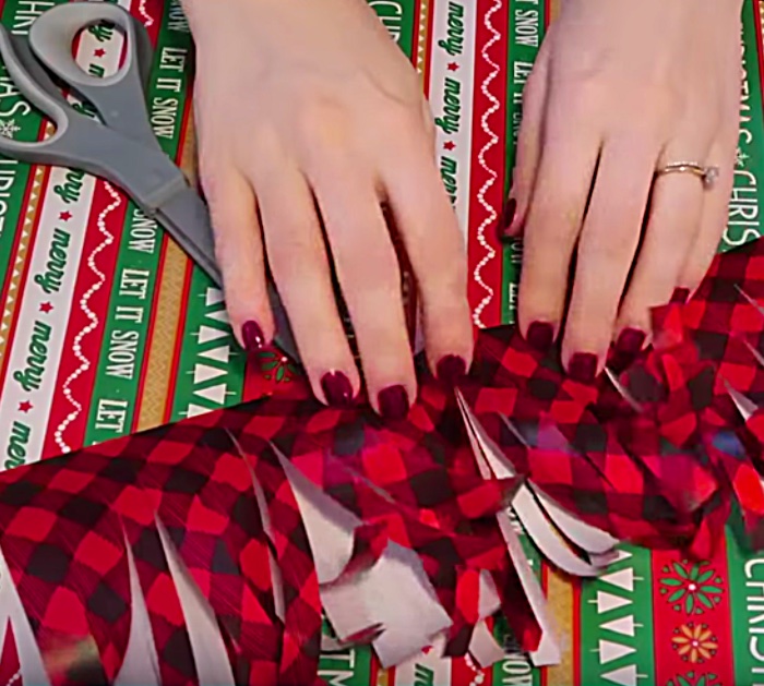 Learn to make a bow out of gift wrap, gist wrap hacks DIY