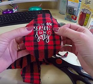 Learn to make Mason Jar lid ornament with a Cricut Machine