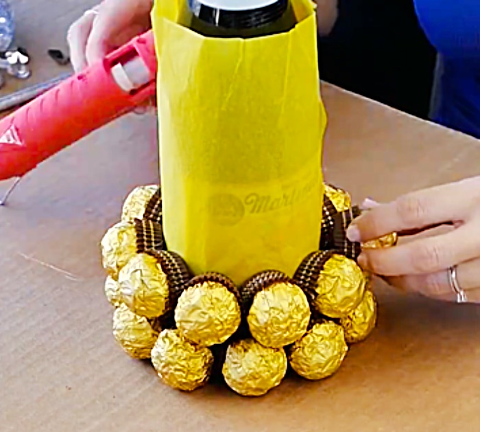 Learn this quick easy pineapple champagne Ferro Roche DIY gift idea