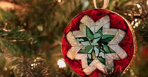 Learn to make this quick and easy no sew quilted Christmas ornament