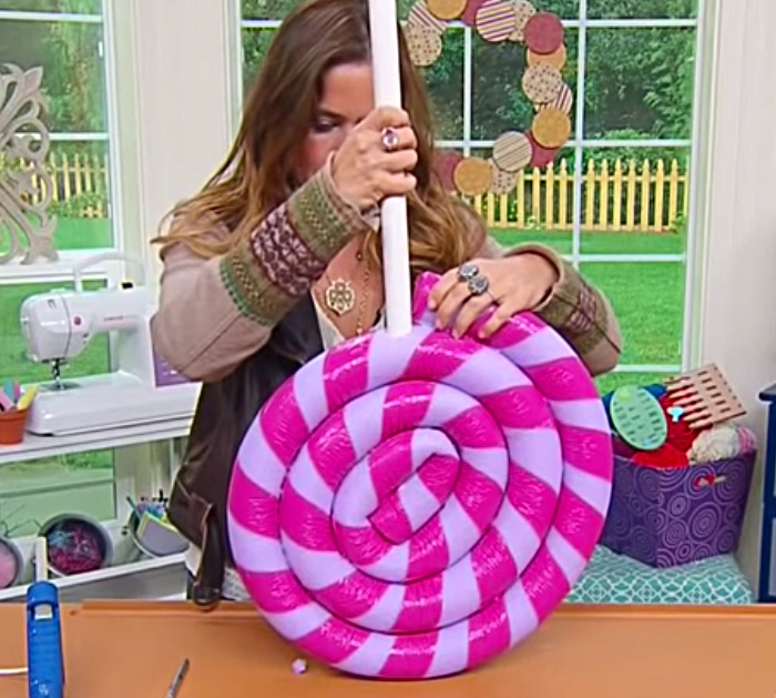 Make this DIY Giant Yard Lollipop out of a pool noodle this Christmas Season