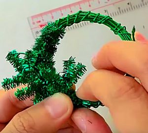 Learn to make a Quick Cheap Easy Mini Wreath Tutorial using pipe cleaners