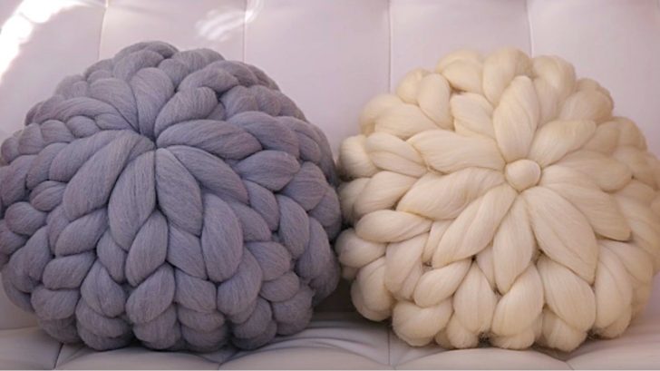 Learn to knit a DIY Fat Yarn Pillow
