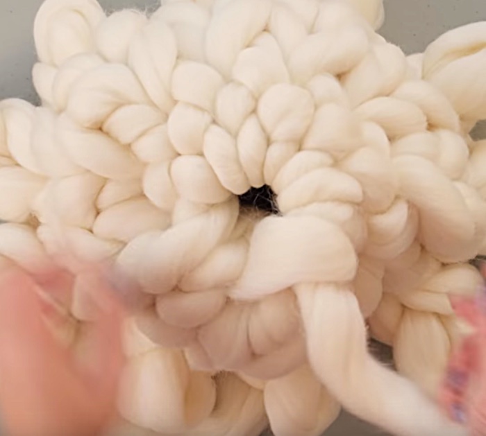 Learn to hand knit a cheap easy quick beautiful pillow in 10 minutes