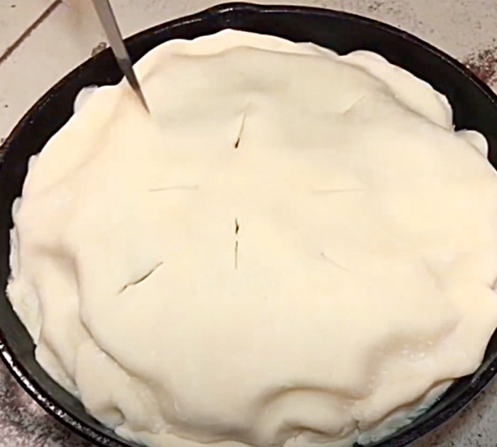 Use Canned Crescent Rolls To Make An Apple Pie In A Cast Iron Skillet